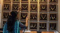 Dhanteras dianggap sebagai hari yang paling menguntungkan dalam kalender Hindu untuk membeli barang-barang mulai dari logam mulia hingga peralatan, hingga barang berharga lainnya. Ashish Vaishnav/SOPA Images/LightRocket/Getty Images