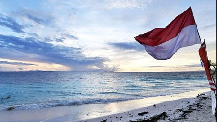 Tampak bendera merah putih yang terpampang di kawasan pulau tersebut. Ferdi mengatakan 