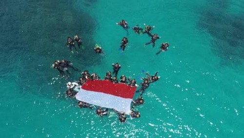 Sejumlah tentara Indonesia mengibarkan bendera merah putih di Pulau Pasir, NTT. Dalam geografi Australia, Pulau Pasir bernama Kepulauan Ashmore dan Cartier. Dulu sebelum Indonesia merdeka, pulau karang dan pasir kecil itu dimiliki Inggris.