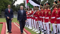 Presiden Joko Widodo (kiri) bersama Perdana Menteri Palestina Mohammad IM Shtayyeh memeriksa pasukan di Istana Kepresidenan Bogor, Jawa Barat, Senin (24/10/2022).   