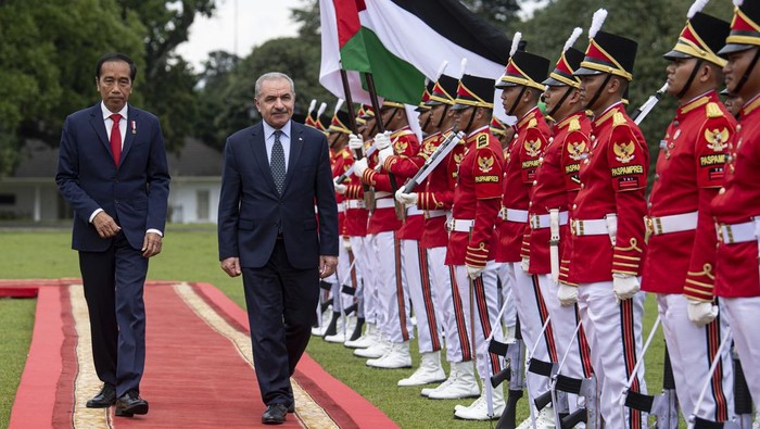 PRESIDEN JOKOWI MENERIMA KUNJUNGAN PM PALESTINA Presiden Joko Widodo bersama Perdana Menteri Palestina Mohammad IM Shtayyeh memeriksa pasukan di Istana Kepresidenan Bogor, Jawa Barat, Senin (24/10/2022). Presiden Joko Widodo menerima kunjungan kenegaraan Perdana Menteri Palestina Mohammad IM Shtayyeh.ANTARA FOTO/Sigid Kurniawan/foc.