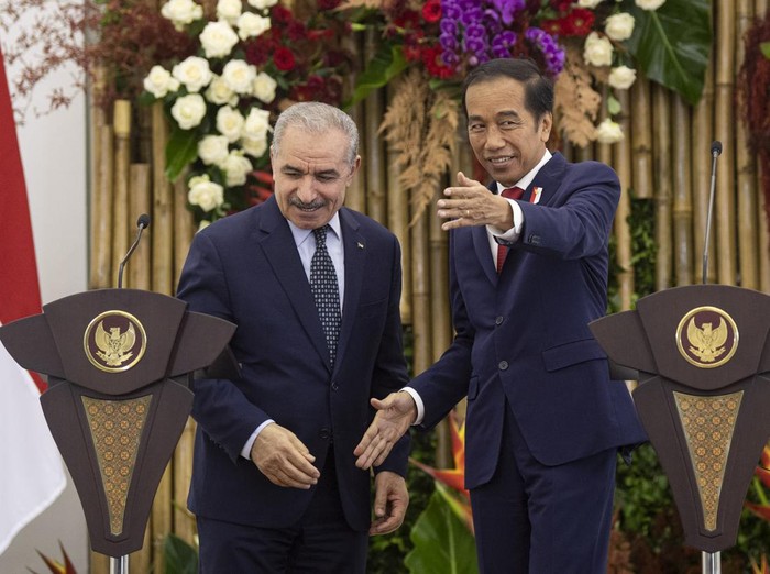 Presiden Joko Widodo bersama Perdana Menteri Palestina Mohammad IM Shtayyeh memeriksa pasukan di Istana Kepresidenan Bogor, Jawa Barat, Senin (24/10/2022). Presiden Joko Widodo menerima kunjungan kenegaraan Perdana Menteri Palestina Mohammad IM Shtayyeh.ANTARA FOTO/Sigid Kurniawan/foc.