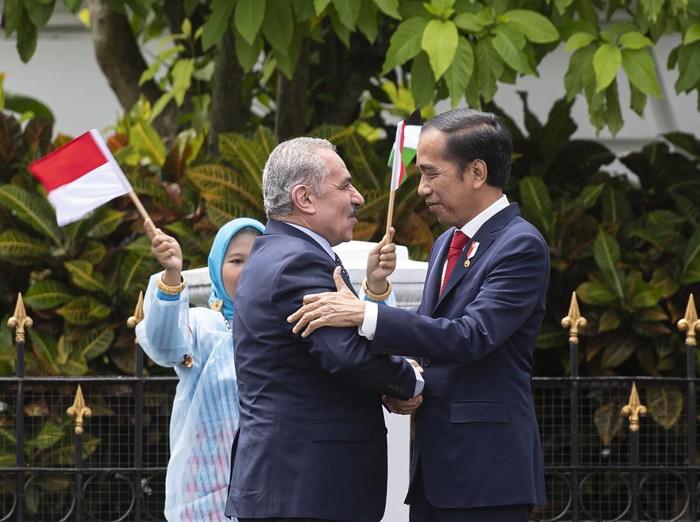 Presiden Joko Widodo bersama Perdana Menteri Palestina Mohammad IM Shtayyeh memeriksa pasukan di Istana Kepresidenan Bogor, Jawa Barat, Senin (24/10/2022). Presiden Joko Widodo menerima kunjungan kenegaraan Perdana Menteri Palestina Mohammad IM Shtayyeh.ANTARA FOTO/Sigid Kurniawan/foc.