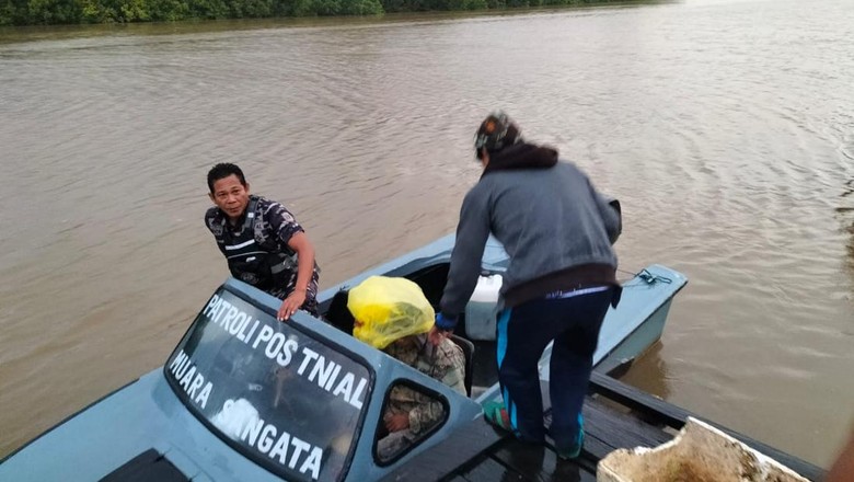 Pria yang kepalanya dibungkus kantong plastik kuning dievakuasi anggota TNI gegara disambar buaya. Pria yang kepalanya dibungkus kantong plastik kuning dievakuasi anggota TNI gegara disambar buaya.