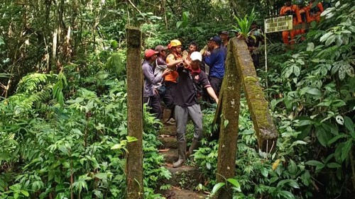 Proses evakuasi korban hilang yang akhirnya ditemukan meninggal di sungai atau tukad Yeh Teluhtuan, Desa Padangan, Kecamatan Pupuan, Tabanan, Bali, Senin (24/10/2022). (Istimewa)