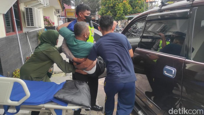 Proses evakuasi korban pingsan di CFD Pekanbaru.