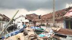Warga Sidoarjo Coba Benahi Atap yang Diacak-acak Puting Beliung