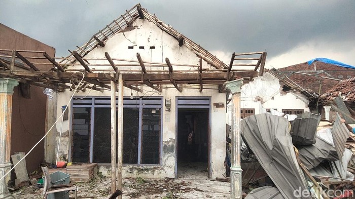 Puting Beliung di Sidoarjo Puting beliung menerjang Dusun Mlaten, Desa Sidokepung, Kecamatan Buduran, Sidoarjo, Minggu (23/10/2022). Berikut ini potret kerusakan akibat puting beliung.