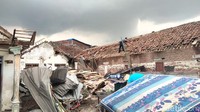 Warga coba benahi atap yang diacak-acak Puting Beliung/Foto: Deny Prastyo Utomo/detikJatim