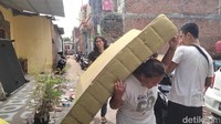 Warga mengambil kasur busa dari rumah yang diacak-acak puting beliung/Foto: Deny Prastyo Utomo/detikJatim