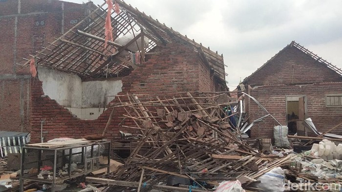 Puting Beliung di Sidoarjo Puting beliung menerjang Dusun Mlaten, Desa Sidokepung, Kecamatan Buduran, Sidoarjo, Minggu (23/10/2022). Berikut ini potret kerusakan akibat puting beliung.