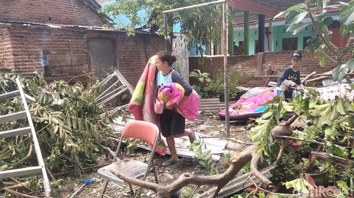 Puting Beliung di Sidoarjo Puting beliung menerjang Dusun Mlaten, Desa Sidokepung, Kecamatan Buduran, Sidoarjo, Minggu (23/10/2022). Berikut ini potret kerusakan akibat puting beliung.
