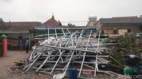 Baja ringan bangunan yang rusak/Foto: Deny Prastyo Utomo/detikJatim