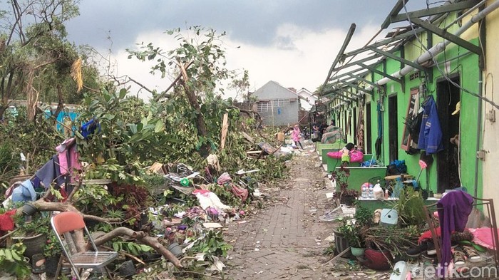 Puting beliung menerjang Dusun Mlaten, Desa Sidokepung, Kecamatan Buduran, Sidoarjo, Minggu (23/10/2022). Berikut ini potret kerusakan akibat puting beliung.