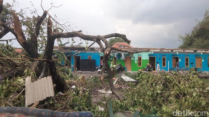 Puting Beliung di Sidoarjo Puting beliung menerjang Dusun Mlaten, Desa Sidokepung, Kecamatan Buduran, Sidoarjo, Minggu (23/10/2022). Berikut ini potret kerusakan akibat puting beliung.