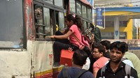 Warga India ramai-ramai mudik ke kampung halaman menjelang perayaan Diwali. (Sunil Ghosh/Getty Images)