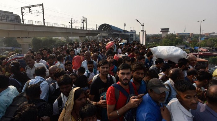 NEW DELHI, INDIA - OCTOBER 23: Heavy traffic jam as huge gathering of passengers to travel their hometown on the eve of Diwali Festival, outside Anand vihar Kaushambi Bus Depot, on October 23, 2022 in New Delhi, India. (Photo by Salman Ali/Hindustan Times via Getty Images)