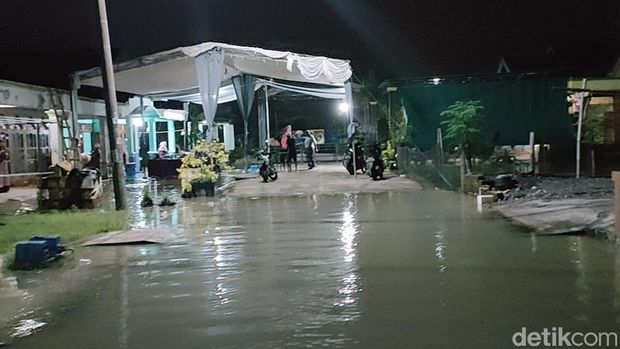 Resepsi pernikahan warga di Cermen Gresik yang terpaksa batal gegara banjir luapan Anak Kali Lamong