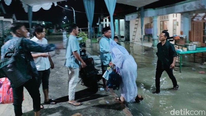 Resepsi pernikahan warga di Cermen Gresik yang terpaksa batal gegara banjir luapan Anak Kali Lamong