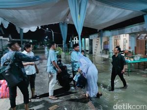 Banjir Luapan Anak Kali Lamong Gresik Bikin Resepsi Pernikahan Gagal Total