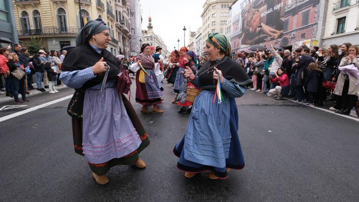 Tak hanya domba, para penari ikut memeriahkan Festival Transhumance. Acara ini diselenggarakan oleh Asosiasi Trashumancce dan Alam dengan dukungan dari Asosiasi Concejo de la Mesta, Yayasan MAVA, Dewan Kota Madrid dan WWF/ Adena Espaa.