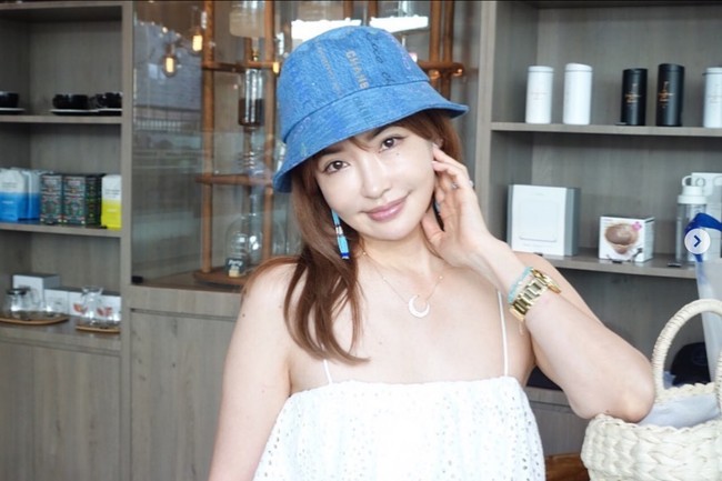 Risa Hirako menjadi perbincangan di media sosial karena wajah imutnya. Sering dikira masih berusia di awal 20-an, tahun ini usia Risa genap 51 tahun. Foto: Dok. Instagram/@risa_hirako