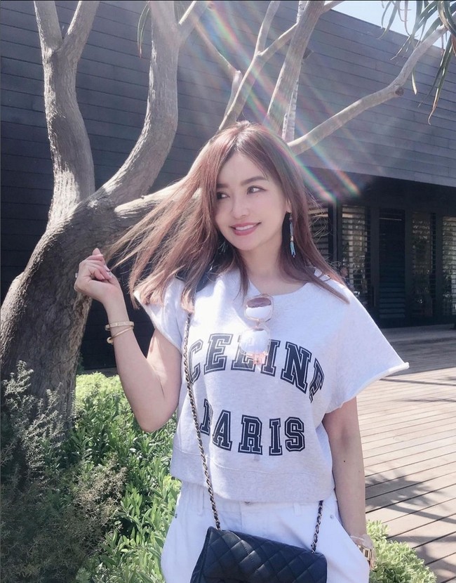 Risa Hirako lahir pada 1971. Kecantikannya yang viral membuat dia populer di Instagram dan memiliki 240 ribuan follower. Foto: Dok. Instagram/@risa_hirako