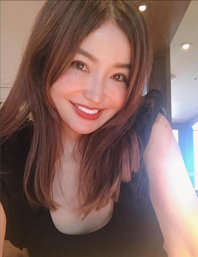 Saking cantik dan takjub dengan usianya, model yang sering tampil di iklan komersial dan video klip ini dijuluki manusia Barbie. Foto: Dok. Instagram/@risa_hirako