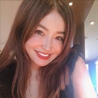 Saking cantik dan takjub dengan usianya, model yang sering tampil di iklan komersial dan video klip ini dijuluki manusia Barbie. Foto: Dok. Instagram/@risa_hirako