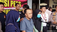 Orang tua korban PS (12) hadir saat konferensi pers penangkapan pelaku yang membunuh anaknya.