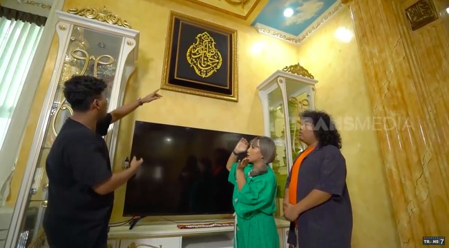 Sebuah pajangan berupa kain Kiswah Kabah yang sarat memori khusus ikut menjadi pemanis ruangan. Ini gue beli secara khusus sebagai hadiah buat bokap. Kalau nggak salah harganya sekitar Rp 50 juta, kata Alam Nur yang ayahnya berprofesi sebagai seorang pengusaha.   (Foto: YouTube/Trans7 Official)