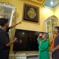 Sebuah pajangan berupa kain Kiswah Kabah yang sarat memori khusus ikut menjadi pemanis ruangan. Ini gue beli secara khusus sebagai hadiah buat bokap. Kalau nggak salah harganya sekitar Rp 50 juta, kata Alam Nur yang ayahnya berprofesi sebagai seorang pengusaha.   (Foto: YouTube/Trans7 Official)