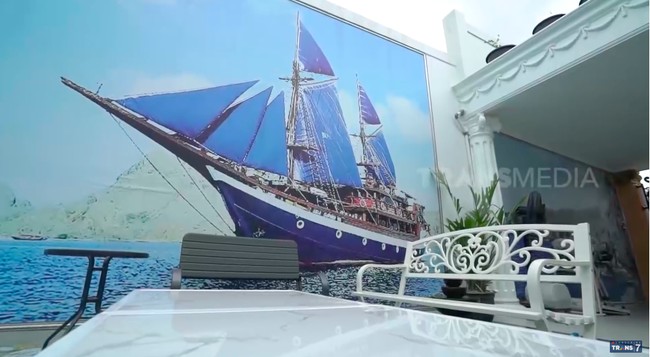 Gambar kapal pinisi khas suku Bugis tampak menghiasi salah satu sudut tembok di halaman belakang. Keluarga gue asli Makassar dan 70 persen karyawan di sini orang Makassar. Jadi orang dari kampung ditarik bokap gue untuk kerja di sini, katanya. (Foto: YouTube/Trans7 Official)