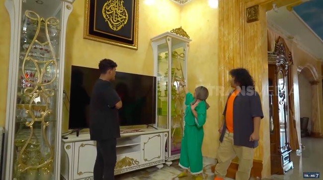 Ibu Nur Alam lebih suka memamerkan koleksi wadah plastik makanan ketimbang pernak-pernik kristal di lemari kaca. (Foto: YouTube/Trans7 Official)