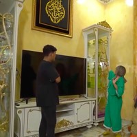 Ibu Nur Alam lebih suka memamerkan koleksi wadah plastik makanan ketimbang pernak-pernik kristal di lemari kaca. (Foto: YouTube/Trans7 Official)