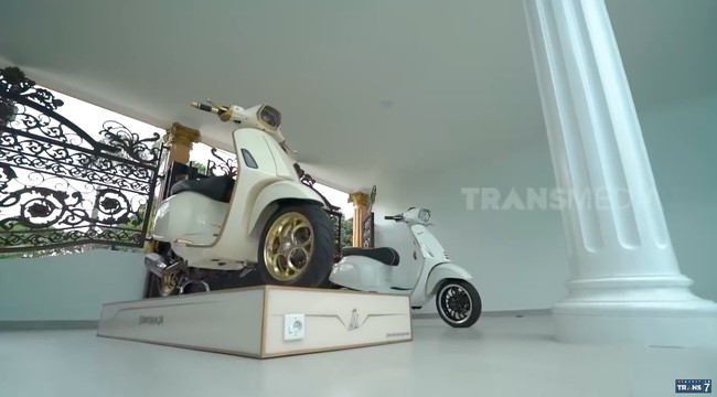 Di salah satu rumah, terdapat sebuah garasi yang didedikasikan khusus buat dua vespa modifikasi milik Alam Nur. Bukan sembarang vespa karena joknya saja menggunakan material yang sama dengan Mercedes-Benz.  (Foto: YouTube/Trans7 Official)