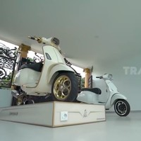 Di salah satu rumah, terdapat sebuah garasi yang didedikasikan khusus buat dua vespa modifikasi milik Alam Nur. Bukan sembarang vespa karena joknya saja menggunakan material yang sama dengan Mercedes-Benz.  (Foto: YouTube/Trans7 Official)