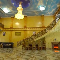 Begini megahnya area tengah rumah keluarga Alam Nur, lengkap dengan lampu kristal yang menggantung dari langit-langit. Menariknya, rumah ini dilengkapi sebuah perapian yang menyala dari layar. (Foto: YouTube/Trans7 Official)