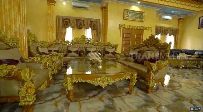 Masuk ke interior, hampir semua interior di semua udut hadir dalam baluran warna emas. (Foto: YouTube/Trans7 Official)