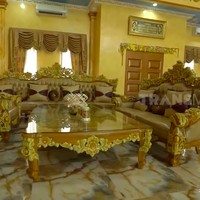 Masuk ke interior, hampir semua interior di semua udut hadir dalam baluran warna emas. (Foto: YouTube/Trans7 Official)