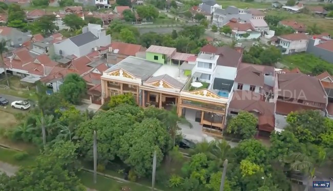 Berlokasi di Cikarang, Jawa Barat, rumah keluarga Alam Nur menonjol dari rumah di sekitarnya. Betapa tidak, rumah tersebut merupakan gabungan dari tiga rumah besar dengan total luas 1.000 meter persegi.  (Foto: YouTube/Trans7 Official)