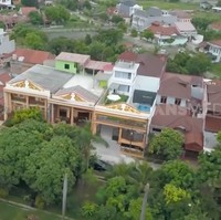 Berlokasi di Cikarang, Jawa Barat, rumah keluarga Alam Nur menonjol dari rumah di sekitarnya. Betapa tidak, rumah tersebut merupakan gabungan dari tiga rumah besar dengan total luas 1.000 meter persegi.  (Foto: YouTube/Trans7 Official)