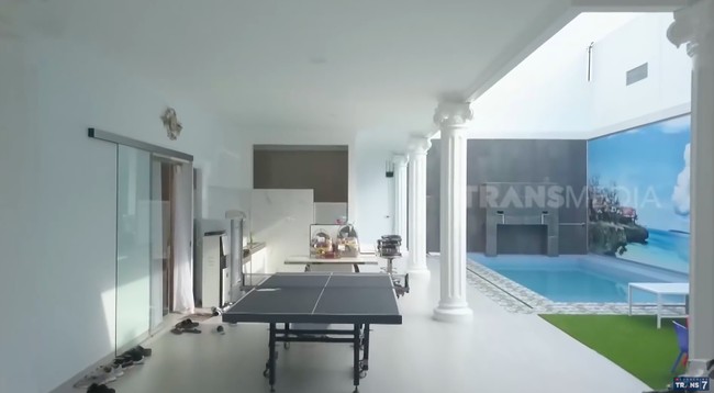 Halaman belakang juga didominasi warna putih. Area ini fokus untuk kebugaran jasmani dengan kehadiran kolam renang dan meja pingpong. (Foto: YouTube/Trans7 Official)