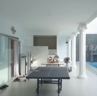Halaman belakang juga didominasi warna putih. Area ini fokus untuk kebugaran jasmani dengan kehadiran kolam renang dan meja pingpong. (Foto: YouTube/Trans7 Official)
