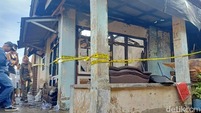 Rumah kakek di Bandar Lampung yang dibakar cucunya sendiri.
