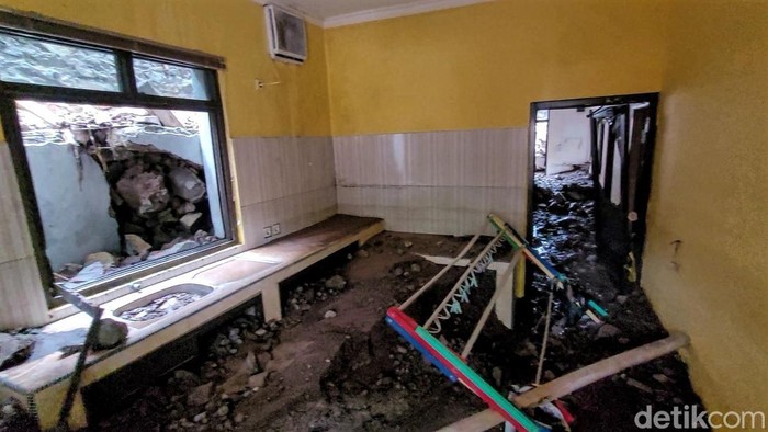 Rumah warga diterjang banjir lumpur