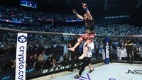 Di atas oktagon, Khabib pula yang kemudian memasang sabuk juara UFC ke pinggang Makhachev. Setelahnya, Khabib menggendong Makhachev di punggungnya, membawanya berkeliling oktagon. Khabib mengarak juniornya usai menjadi juara baru kelas ringan UFC.