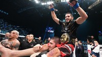 Usai Makhachev menang, terlihat Khabib begitu senang. Mantan juara kelas ringan itu sukses merebut sabuk juaranya lagi, tapi kini sebagai pelatih.