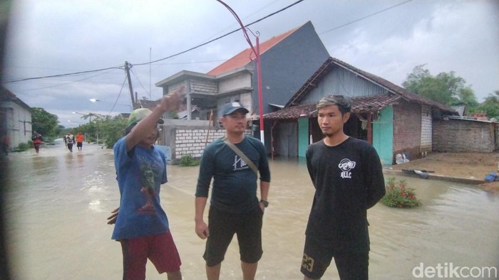 Sejumlah rumah di Gresik yang kebanjiran hingga setinggi 1 meter akibat tanggul jebol