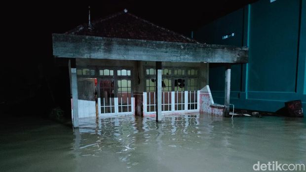 Sejumlah rumah di Gresik yang kebanjiran hingga setinggi 1 meter akibat tanggul jebol
